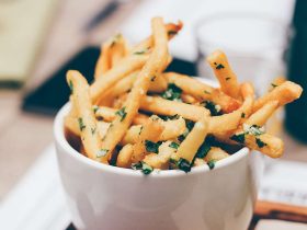 خبراء يكشفون أشهر شائعات الطعام وكيفية تناولها الصحي
