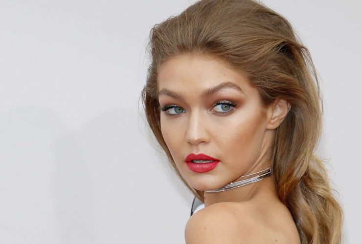 إطلالات جيجي حديد