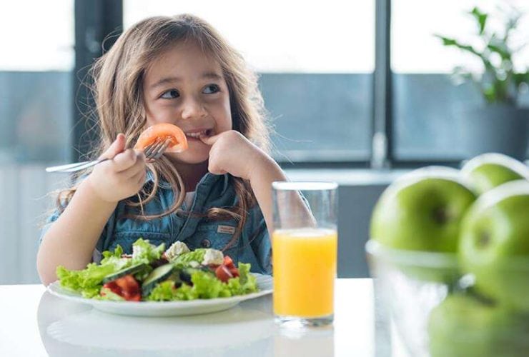 5 أطعمة ومشروبات ضارة على صحة الطفل