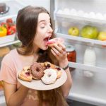 حياة الوحدة وزيادة الرغبة في تناول السكريات