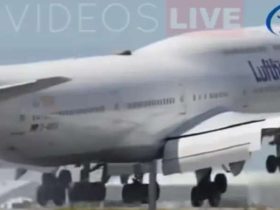 اصطدام طائرة بالمدرج عند هبوطها