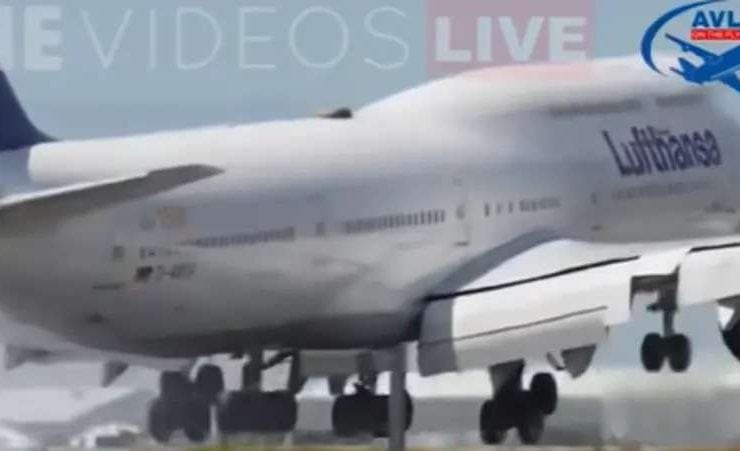 اصطدام طائرة بالمدرج عند هبوطها