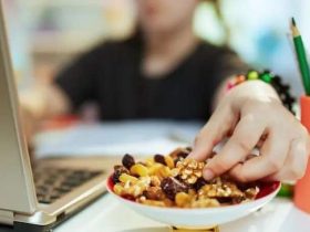 أطعمة لتعزيز الطاقة الإنتاجية خلال العمل