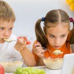 مخاطر تناول الأطفال الطعام أثناء مشاهدة الهاتف