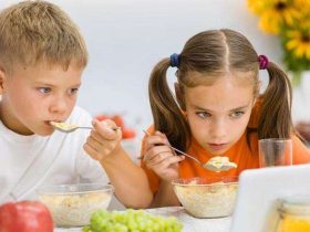 مخاطر تناول الأطفال الطعام أثناء مشاهدة الهاتف