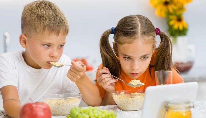 مخاطر تناول الأطفال الطعام أثناء مشاهدة الهاتف