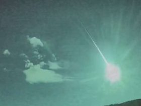 كرة نارية خضراء تضيئ سماء البرتغال وإسبانيا