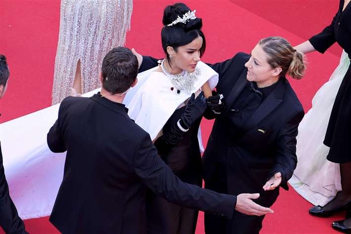 حارسة أمن في مهرجان كان السينمائي تحدث ضجة بخلافات مع المشاهير