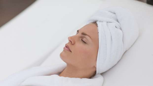 تأثيرات سلبية للنوم بشعر مبلل