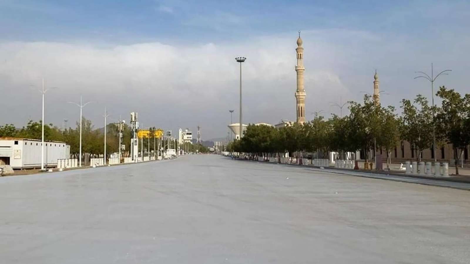 طلاء الأسطح الإسفلتية المحيطة بمسجد نمرة