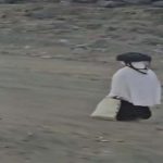 سيدة تسير بمفردها إلى جبل عرفات