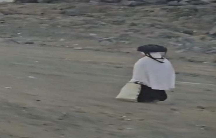 سيدة تسير بمفردها إلى جبل عرفات