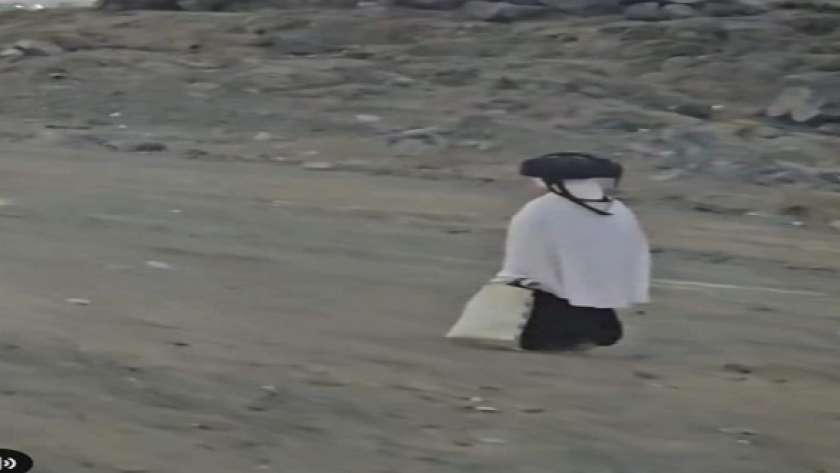 سيدة تسير بمفردها إلى جبل عرفات