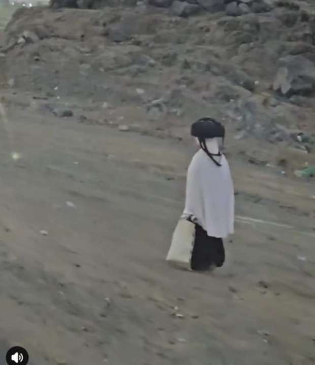 سيدة تسير بمفردها إلى جبل عرفات