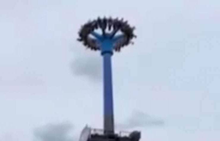 لحظات مرعبة عاشها زوار مدينة ملاهي في بورتلاند الأمريكية