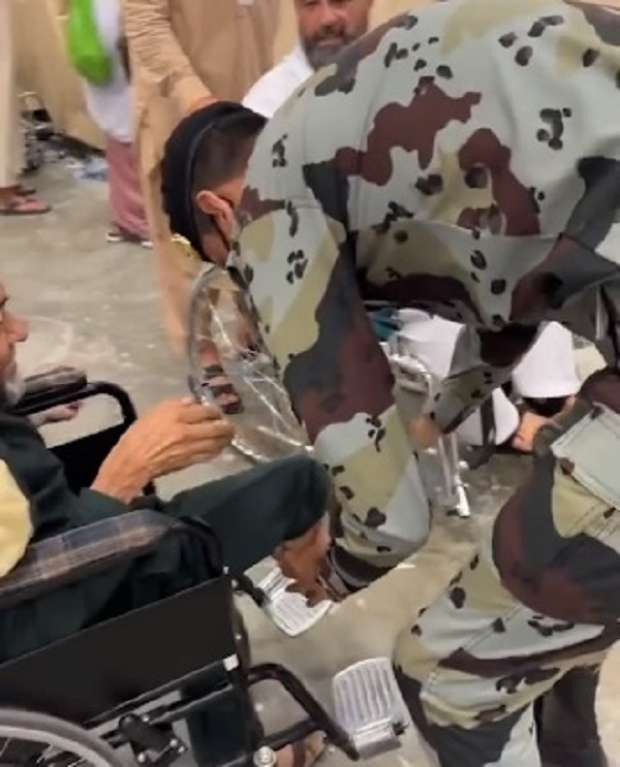 موقف نبيل من رجل أمن شاب لحاج مسن