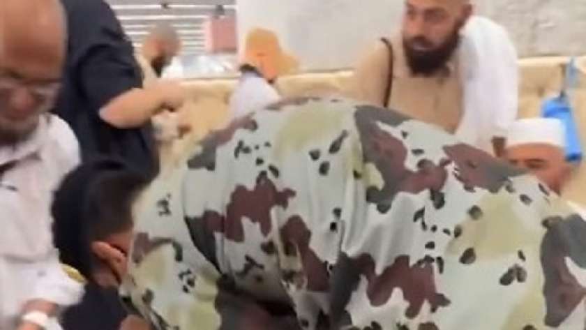 موقف نبيل من رجل أمن شاب لحاج مسن