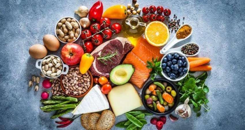 كيف يؤثر ما تأكله على صحة الدماغ والذاكرة؟