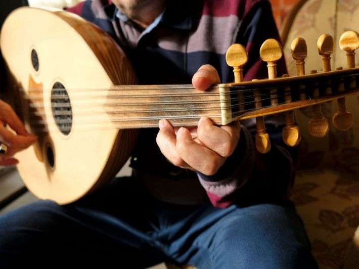 العزف على العود