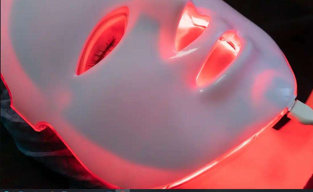 أقنعة وجه LED.. طفرة جديدة في عالم التجميل والحفاظ على البشرة
