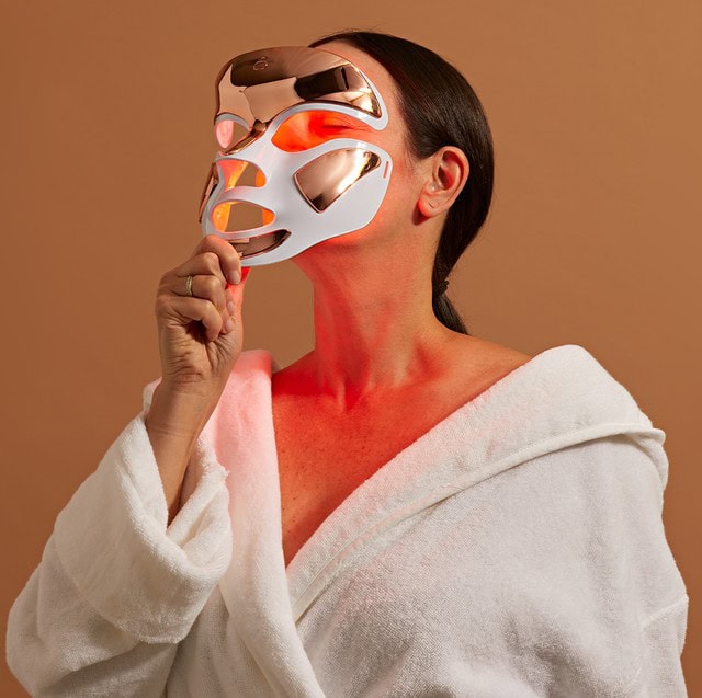 أقنعة وجه LED.. طفرة جديدة في عالم التجميل والحفاظ على البشرة