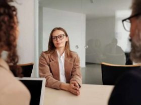 7 حركات شائعة تشير إلى شعوركِ بالتوتر خلال الإنترفيو
