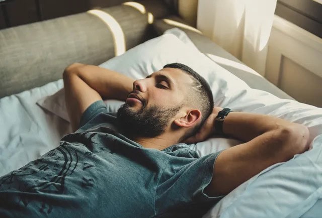 عادات خاطئة بجب تجنبها قبل النوم.. ما هي؟
