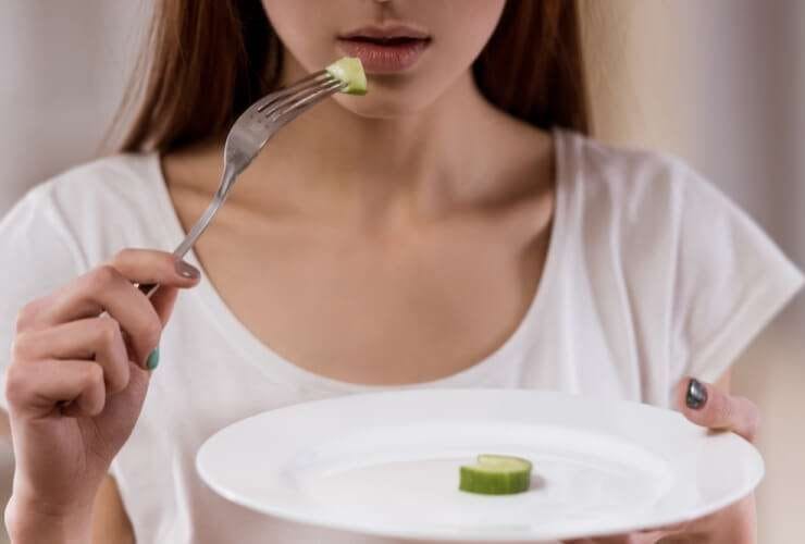 اضطرابات الطعام.. كيف يصبح الطعام وسيلة للتعبير عن المشاعر؟