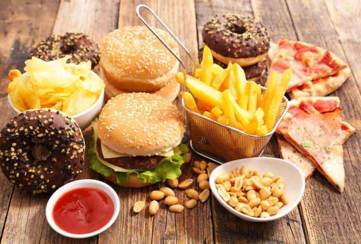 طبيب يحذر ..إدمان الوجبات السريعة يهدد صحة القلب