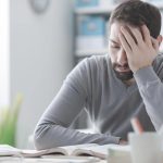الجلوس 10 ساعات يوميًا قد يعرض دماغك للخطر