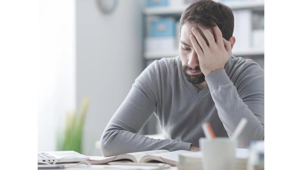 الجلوس 10 ساعات يوميًا قد يعرض دماغك للخطر