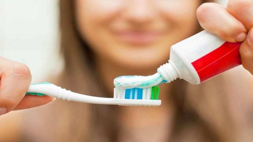 اكتشاف مكون سحري في بعض أنواع معجون الأسنان لعلاج كسور هشاشة العظام