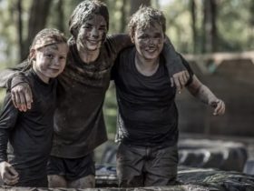 لهذه الأسباب.. شجعى طفلك على اللعب في الطين