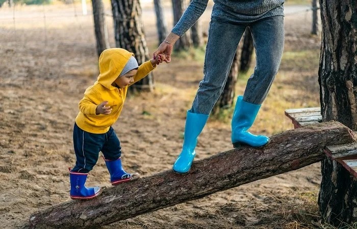 لهذه الأسباب.. شجعى طفلك على اللعب في الطين
