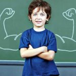 كيف تربي أطفالًا سعداء واثقين من أنفسهم.. نصائح من خبير نفسي