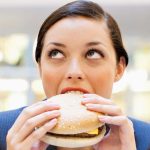 دراسة: النساء اللاتي يتناولن الأطعمة فائقة المعالجة أكثر عرضة للإصابة بأمراض المناعة