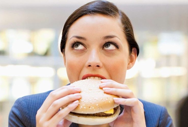 دراسة: النساء اللاتي يتناولن الأطعمة فائقة المعالجة أكثر عرضة للإصابة بأمراض المناعة