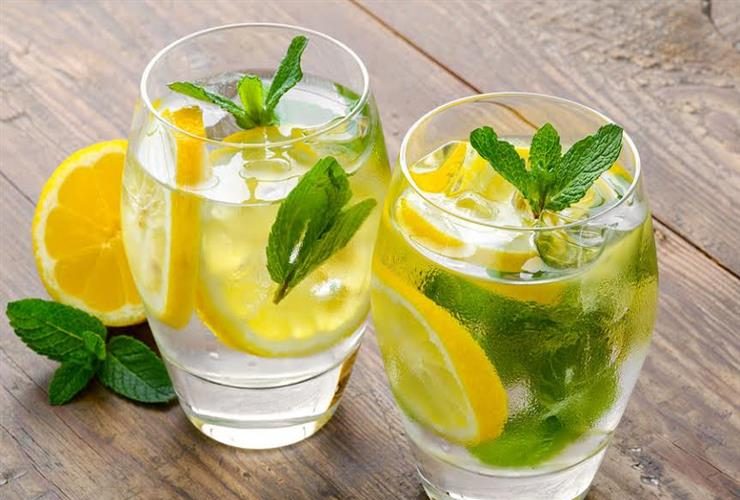 فوائد صحية لمشروب الماء الدافئ مع الليمون