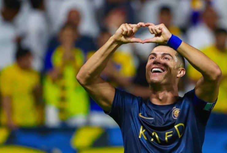 كريستيانو رونالدو يؤدي العرضة السعودية داخل المستطيل الأخضر (فيديو)