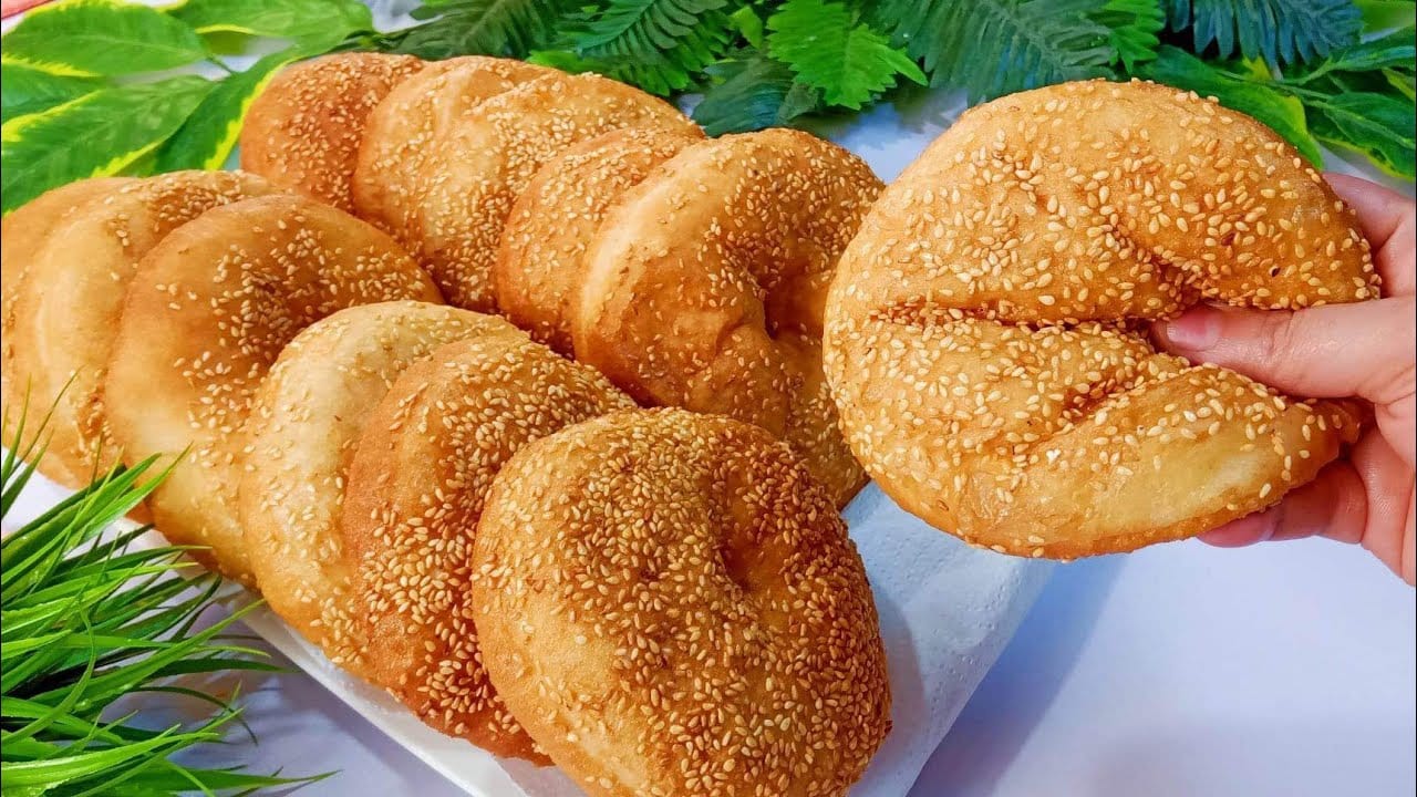 فطائر قطنية بالسمسم.. وصفة سهلة وشهية بدون فرن أو بيض أو زبدة أو حليب!
