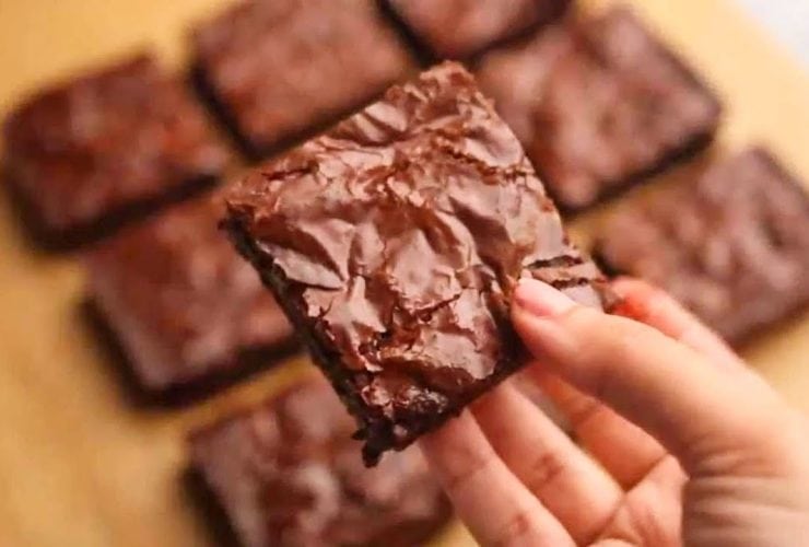 كيك البراونيز بالشوكولاتة.. حلوى غنية بالطعم سهلة التحضير