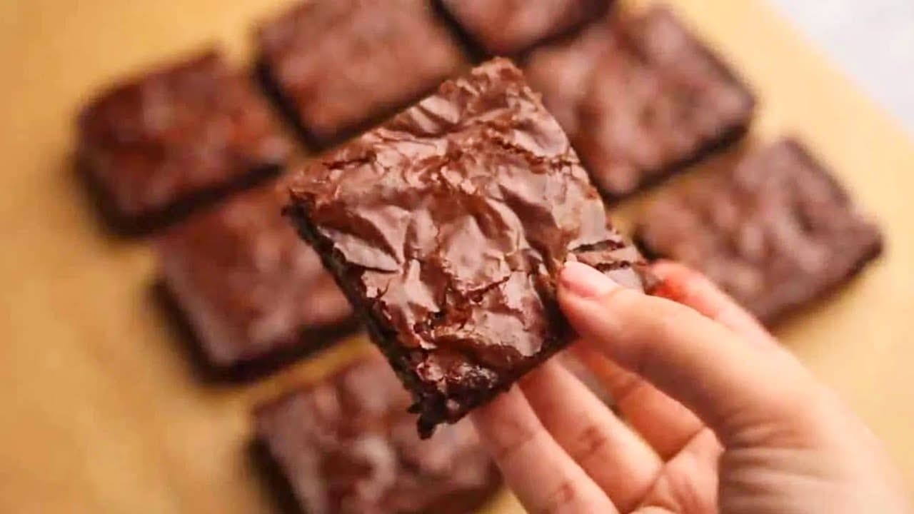 كيك البراونيز بالشوكولاتة.. حلوى غنية بالطعم سهلة التحضير