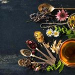 «الطب البديل» يحذر من مضاعفات الأعشاب على الصحة