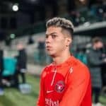 مشاجرة بين اللاعب المصري إمام عاشور وأحد المشجعين في مطار القاهرة