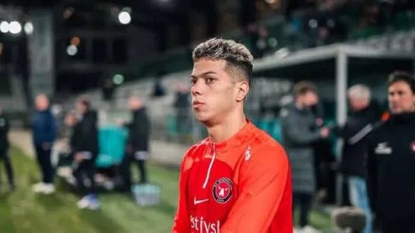 مشاجرة بين اللاعب المصري إمام عاشور وأحد المشجعين في مطار القاهرة