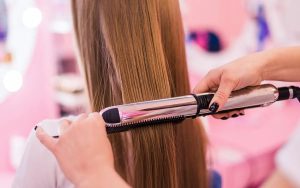 مكواة سيراميك شعر.. مخاطر الاستخدام وظرق الوقاية