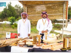 شابان يبدعان في فن النحت والحرق على الخشب
