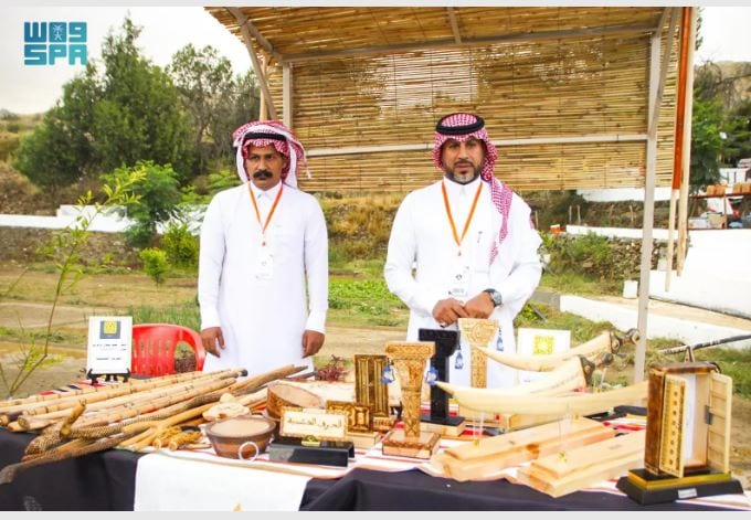 شابان يبدعان في فن النحت والحرق على الخشب