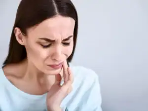 علاجات طبيعية فعالة لتخفيف آلام الأسنان