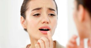 هذه الأطعمة تسبب تقرحات الفم.. نصائح لسرعة الشفاء